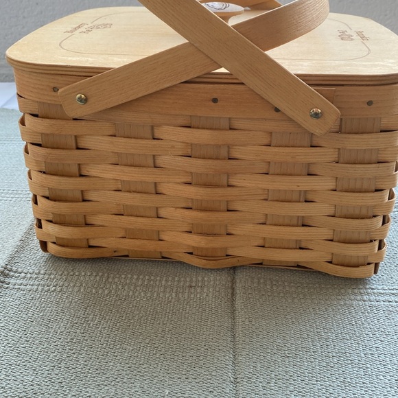 Peterboro Two-Pie Basket with Solid Lid and Tray - Picture 5 of 12